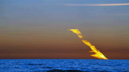 澳大利亚西部佩斯市居民称,天空中突然出现一道橙色燃烧轨迹图片